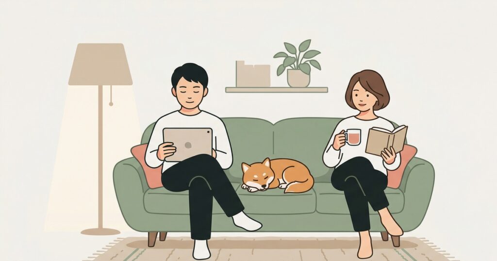 ソファで別々のことをしながらくつろぐDINKs夫婦と柴犬
