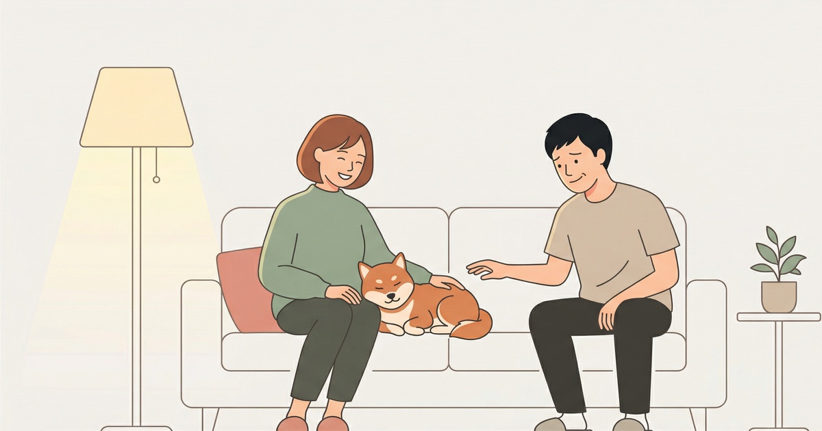 ソファで柴犬がヨメ氏の横にくっつき、デカ太郎が手を伸ばしている