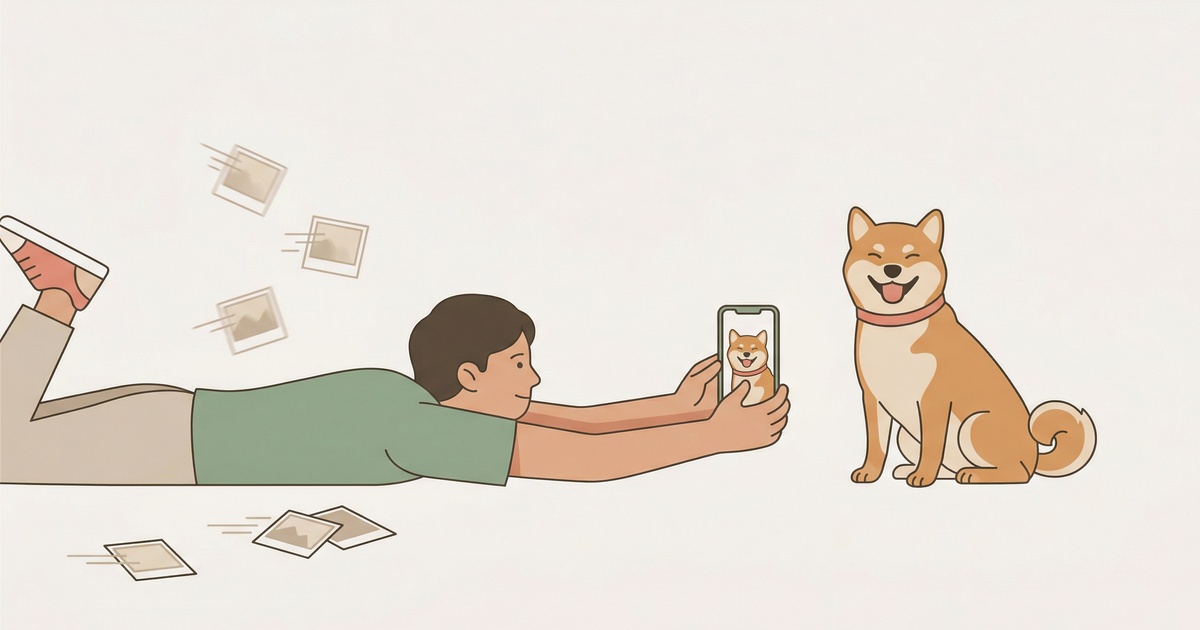 地面に寝そべって柴犬を撮影する飼い主のイラスト